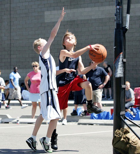 Sam Burns of the Shoreline Thunder drives past Kendall Draxler of the Wolverines for a layup July 30 during the final day of the ShoWare Shootout.