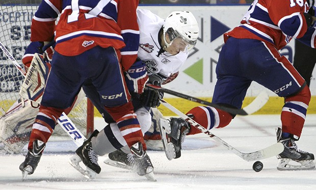 The Thunderbirds' Scott Eansor battles for position in front of the Chiefs' goal.