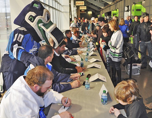 Former Thunderbird players sign autographs for fans