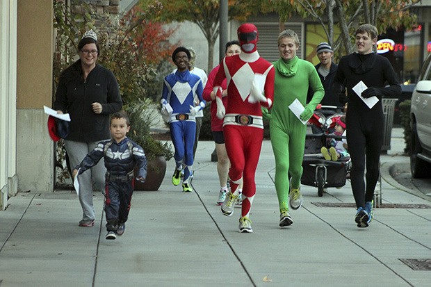 The field competes in the Costume Halloween Fun Run at Kent Station.