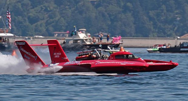 Jimmy King and the U-3 Allison piston-powered Homestreet Bank hydro score a heat victory on Lake Washington.