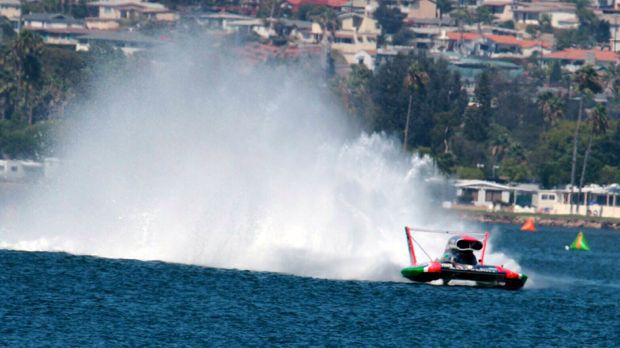 Jimmy Shane leaves a roostertail as he powers the U-6 Oberto hydro to the fastest speed in Friday qualifying on San Diego’s Mission Bay.