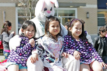 An Easter egg hunt and scavenger hunt return to the Kent Station shopping center on Saturday.