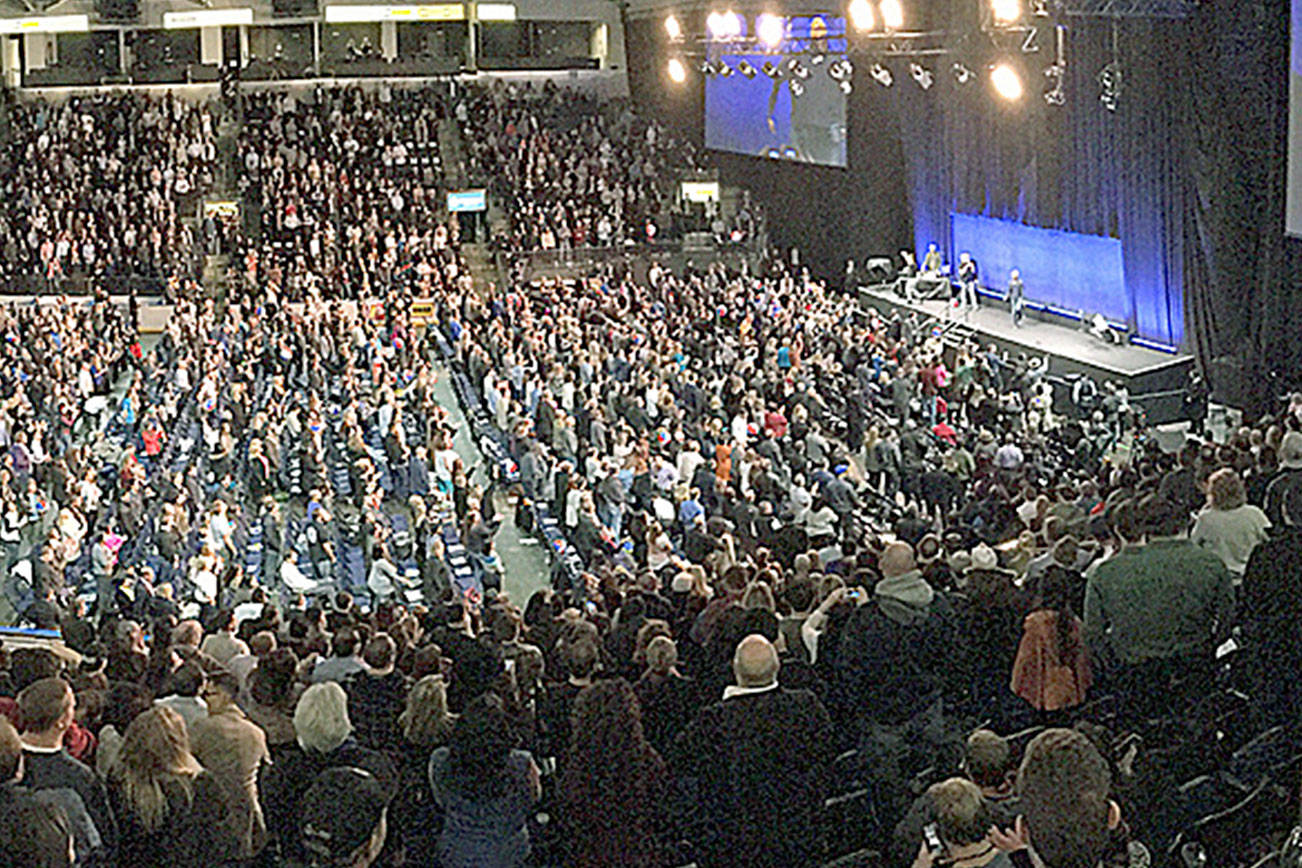 Sellout crowd packs Kent’s ShoWare Center to hear Tony Robbins