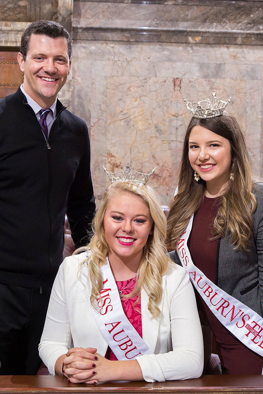 Sen. Fain hosts Miss Auburn scholarship winners at Capitol