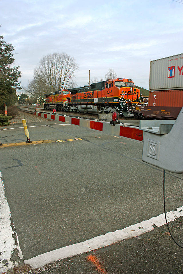 BNSF Railway tests crossing gates in Kent