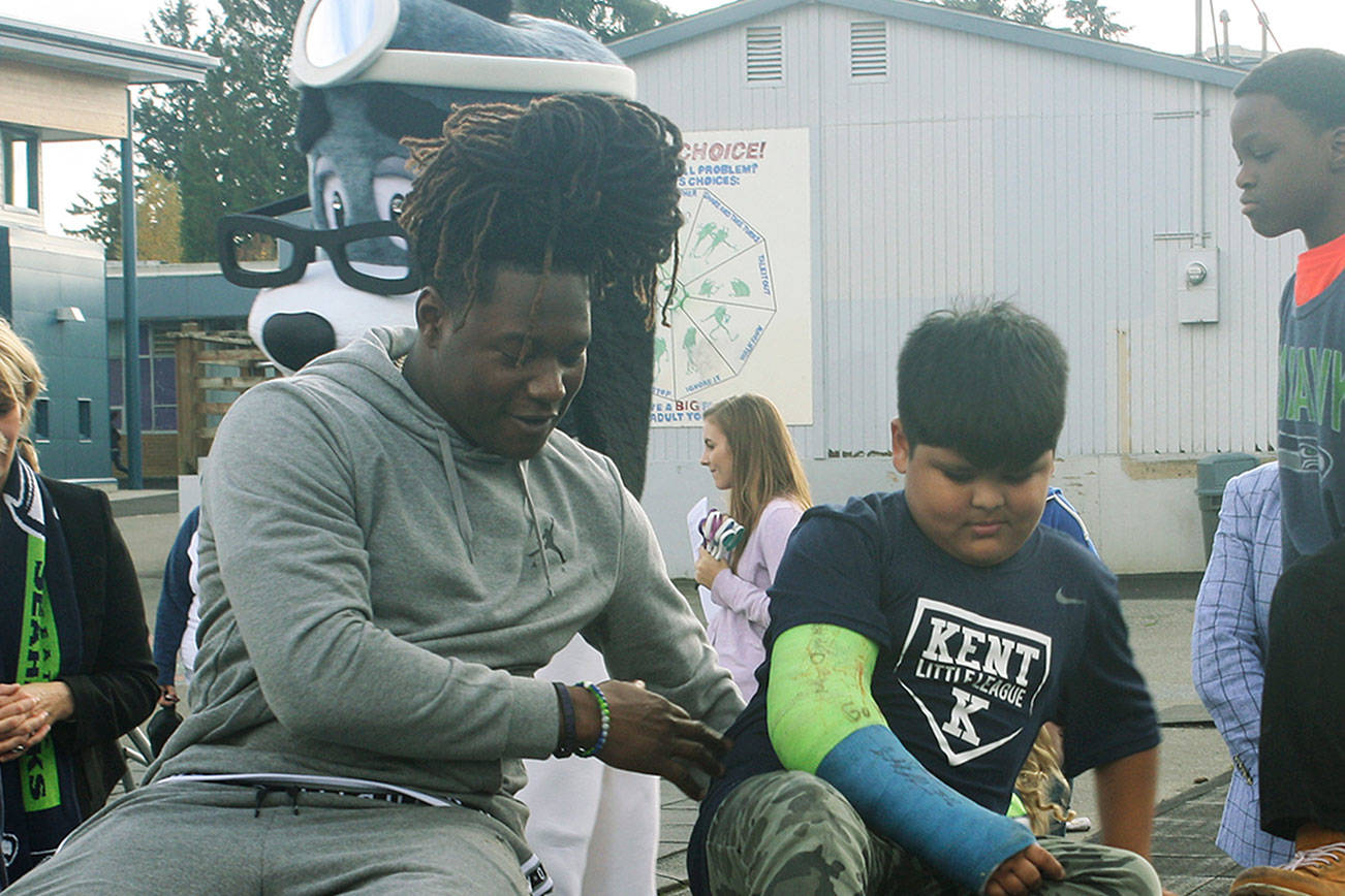 Seahawks’ Griffin brothers share thrill with kids of new school playground