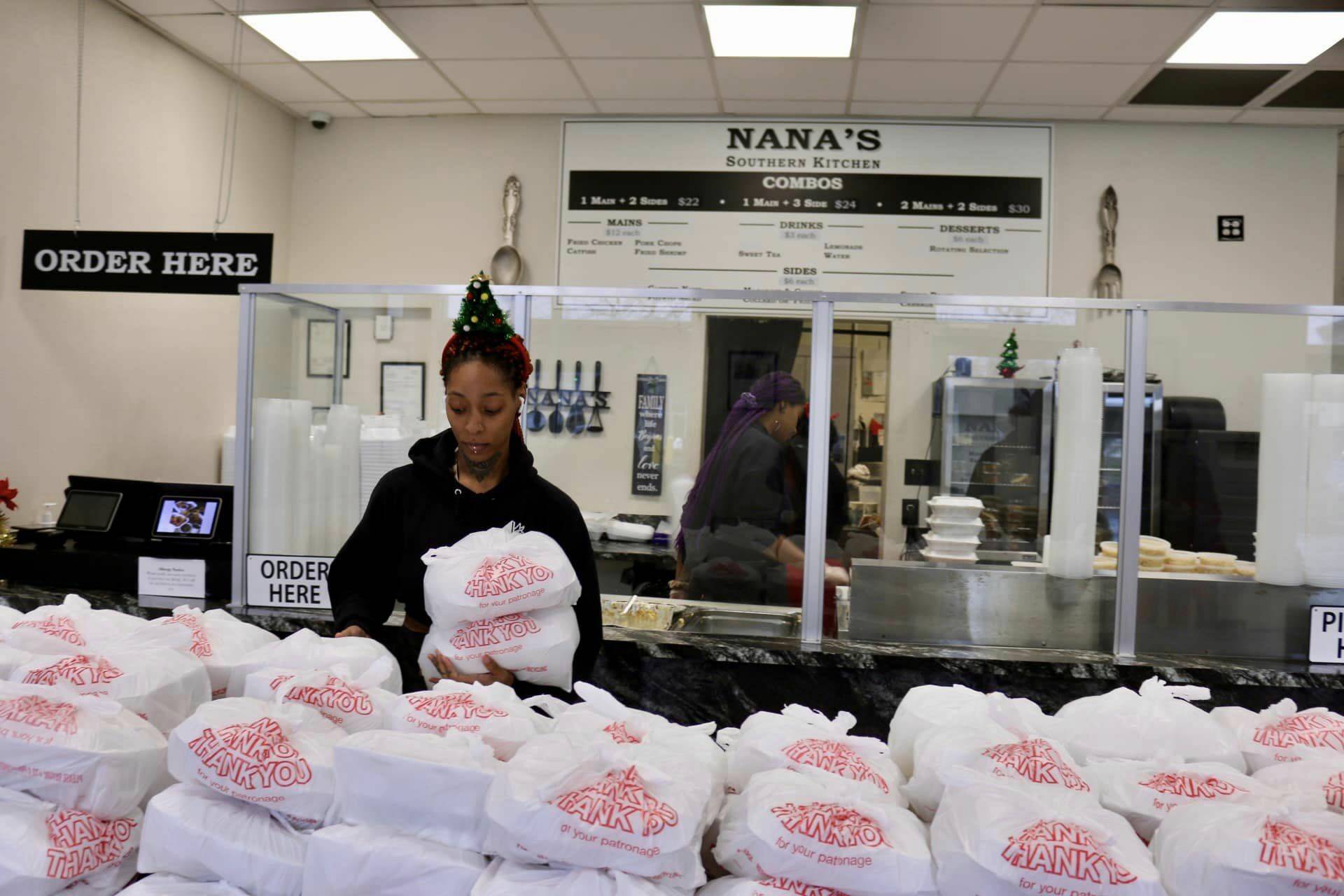 Kent S Nana S Southern Kitchen Gives Out 1 000 Meals On Christmas Day   34986187 Web1 Nanasgiveaway KEN 231229 Food 2 