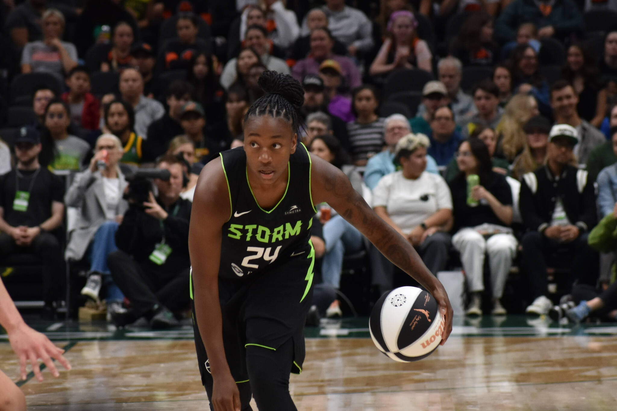 Jewell Loyd sets up a cross-over dribble at Climate Pledge Arena. Ben Ray / The Reporter