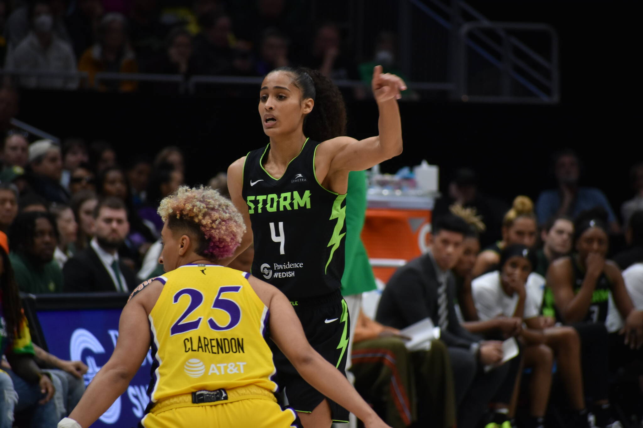 Skylar Diggins-Smith conducts the offense against the Sparks. Ben Ray / The Reporter