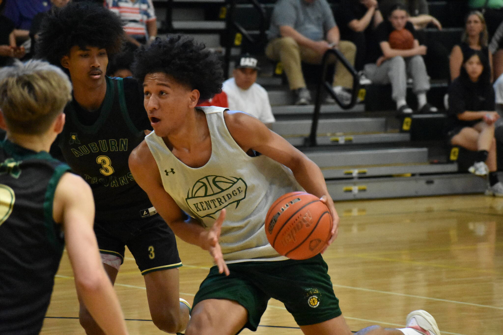 Gio Moimoi drives to the basket for Kentridge. Ben Ray / The Reporter