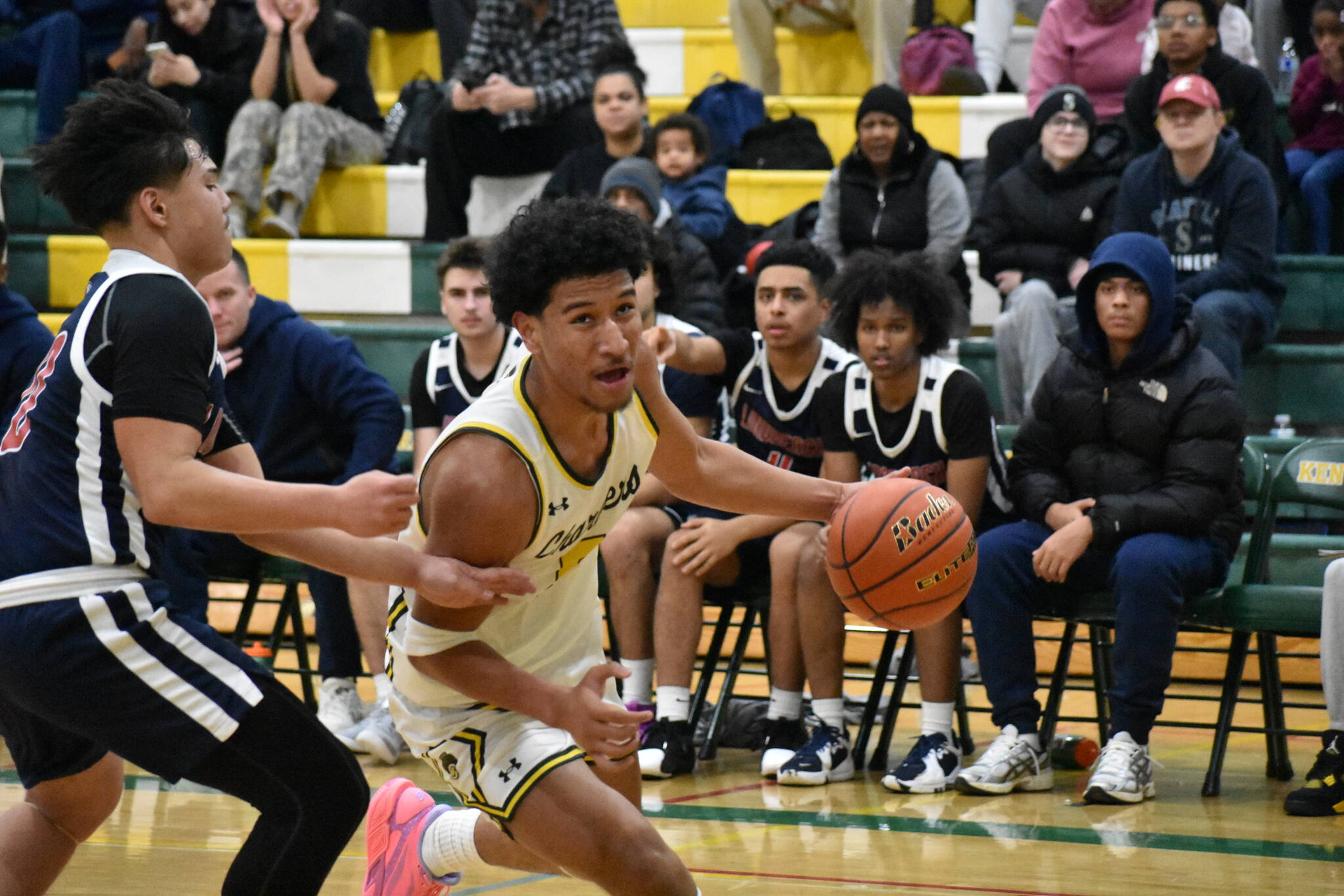 Junior Gio Moimoi drives to the basket against Lindbergh. Ben Ray / The Reporter