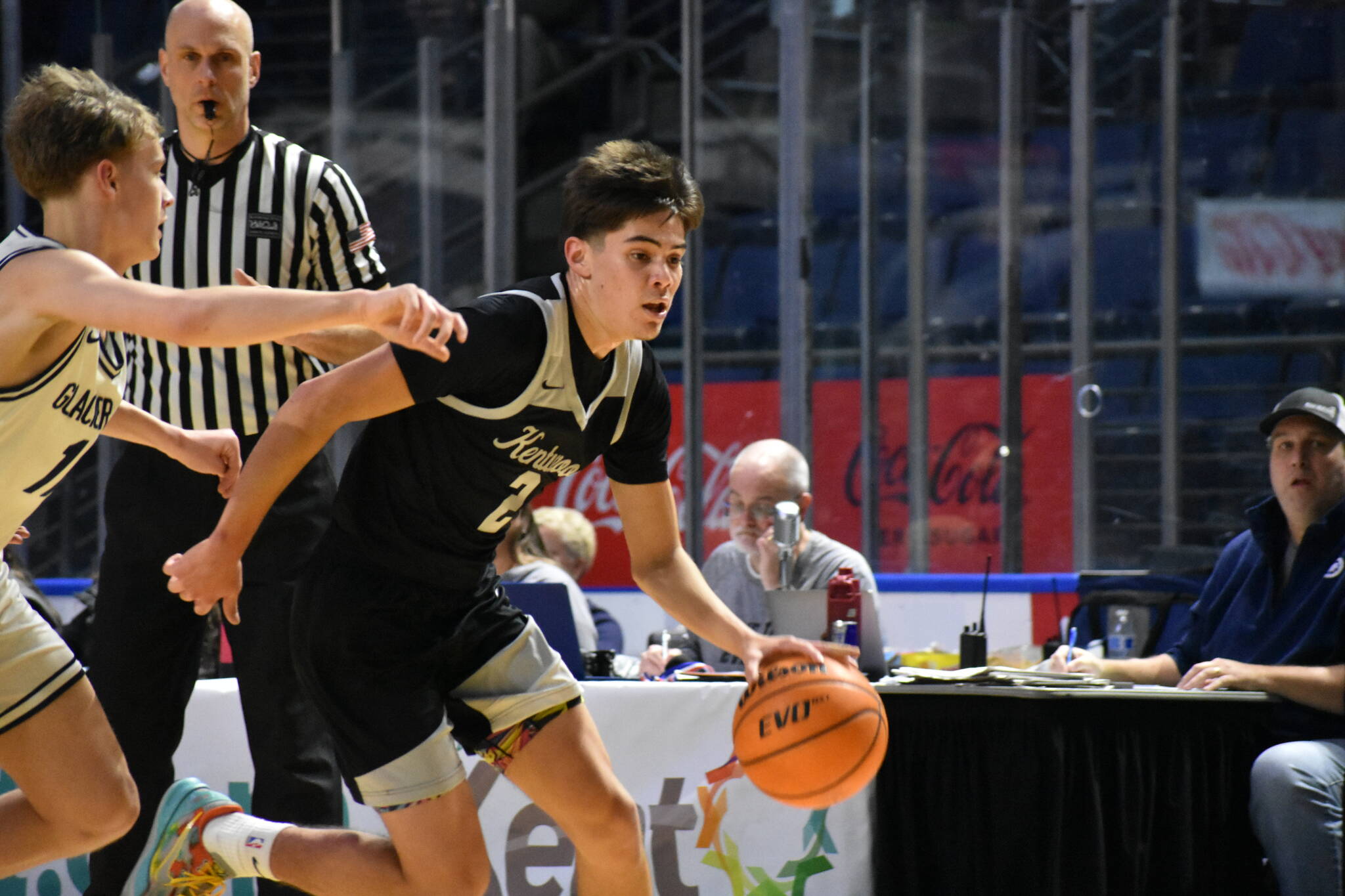 Brandon Tagle drives to past a Grizzly defender. Ben Ray / The Reporter